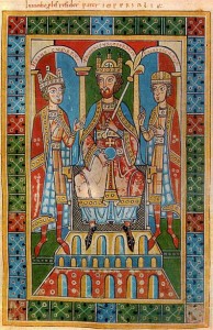 Kaiser Friedrich Barbarossa mit seiner Bügelkrone, Szepter und Reichsapfel auf seinem Thron. Er sitzt zwischen seinen Söhnen Heinrich VI. (links), und Friedrich von Schwaben. Miniatur aus der Welfenchronik. (Quelle: Wikipedia)