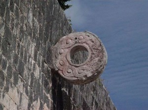 Mesoamerikanisches Ballspiel
Ziel-Ring in Chichén Itzá, aus der Zeit von ca. 900-1100
Titel: Chichén Itzá Goal
Foto: Kåre Thor Olsen
Original-Datei: Chichén Itzá Goal
Lizenz: creativecommons.org/licenses/by-sa/3.0/deed.de
(Quelle: Wikipedia)