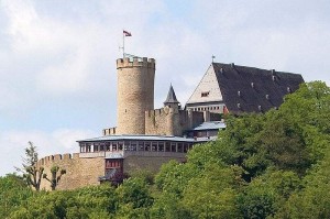 Titel: Schloss Biedenkopf, Ansicht von Süd-Ost
Foto: Hasenläufer 
Original-Datei:  Schloss Biedenkopf 
Lizenz: creativecommons.org/licenses/by-sa/3.0/deed.de
(Quelle: Wikipedia)