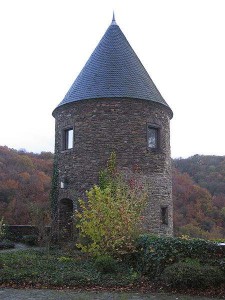 Titel: Burg Pyrmont, Rheinland-Pfalz - Rundturm
Foto: Kozuch
Original-Datei: Burg Pyrmont 44.JPG
Lizenz: creativecommons.org/licenses/by-sa/3.0/deed.de
(Quelle: Wikipedia)