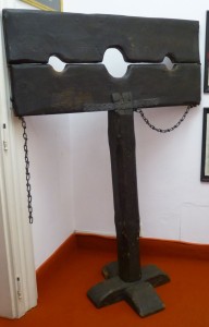 Pranger (Verurteilter steht und hat Hände und Hals umschlossen)
eigenes Foto mit freundlicher Genehmigung des Museum of medieval Torture instruments in Prag