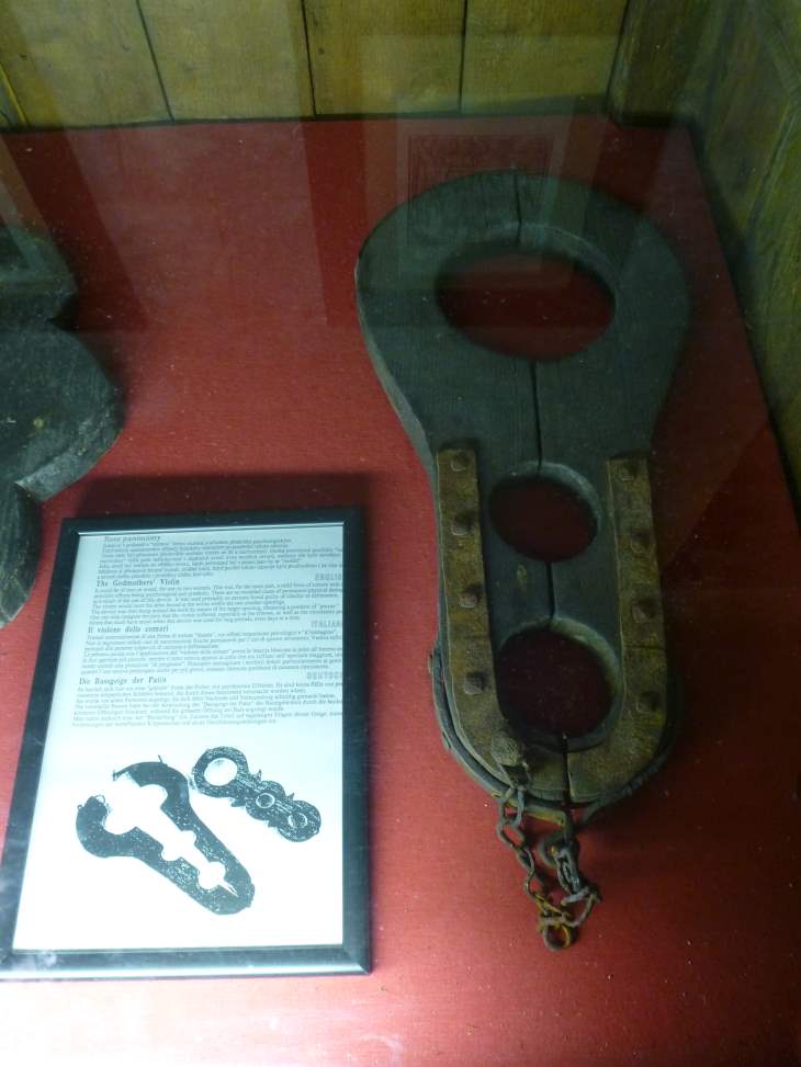 Halsgeige - Foltermuseum Prag