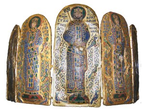 Konstantin VIII, Zoe und Theodora auf Emailletafeln (vermutlich Teil einer Krone) circa 1042 (Quelle: Wikipedia)