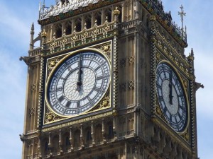 Turmuhr  am Uhrturm (Elizabeth Tower) des Palace of Westminster in London (fälschlich „Big Ben“ genannt)
Quelle: Wikipedia